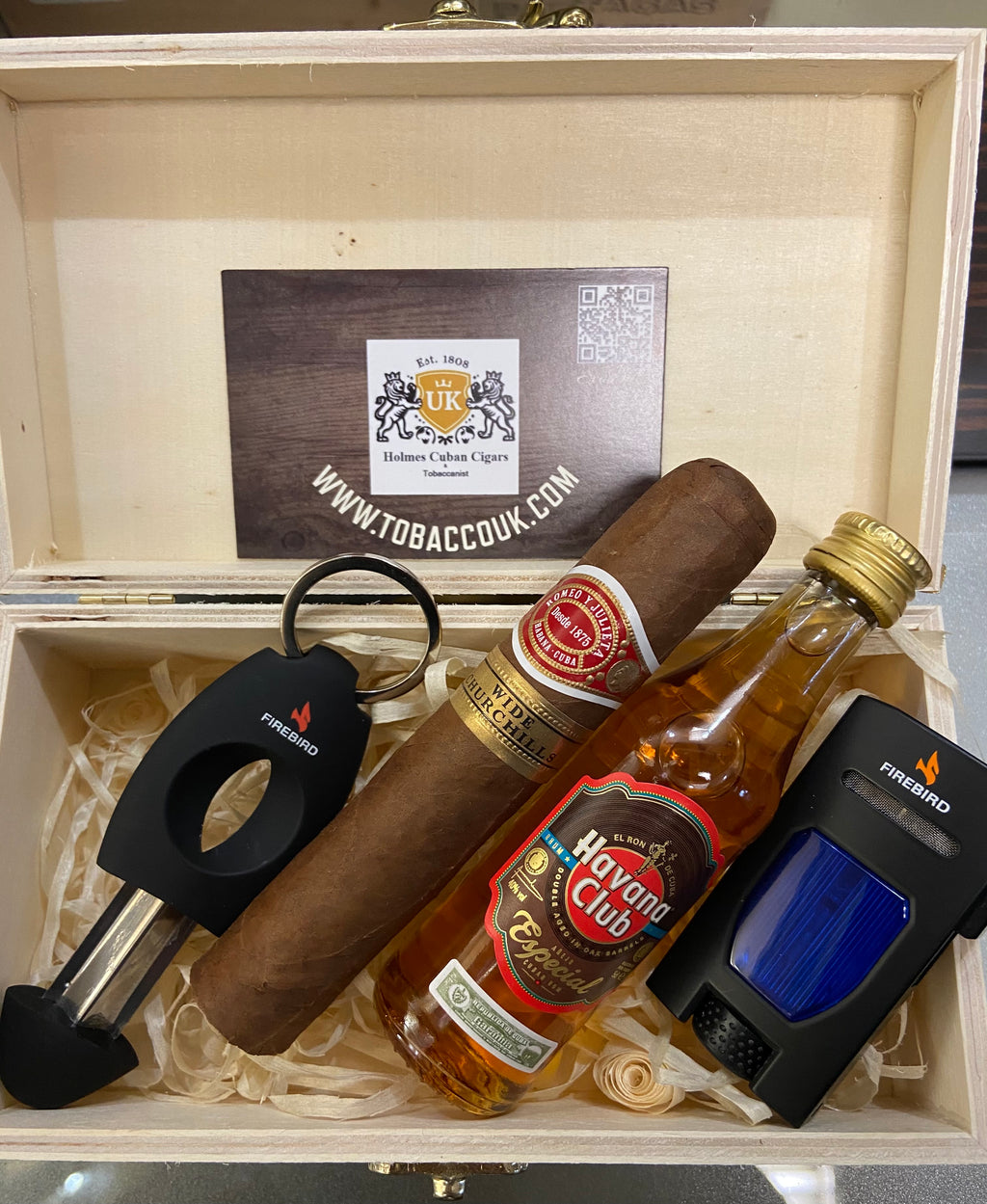 Romeo y Julieta Wide Churchill Gift Box – with Colibri Lighter, Cutter & Rum